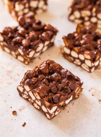 Biscoff Marshmallow Chocolate Bars de | @Averie Sunshine {Averie Cooks}