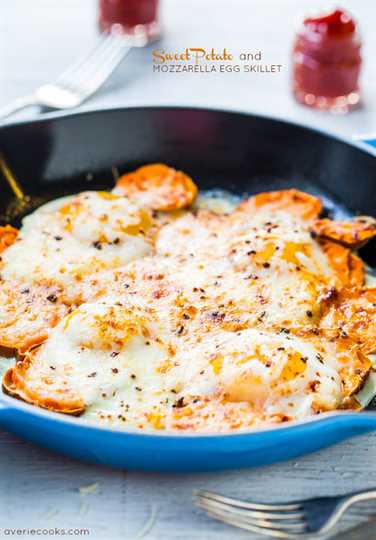 Sartén de patata dulce y huevo de mozzarella (GF): ¡comida reconfortante fácil y cursi que está lista en 15 minutos!