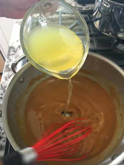 Batir en el caldo de pavo casero en la salsa de pavo