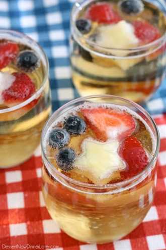 ¡Este Ponche Patriótico es una bebida gaseosa fácil de preparar con solo dos ingredientes y decorada con fruta para un golpe de fiesta rojo, blanco y azul que toda la familia puede disfrutar!