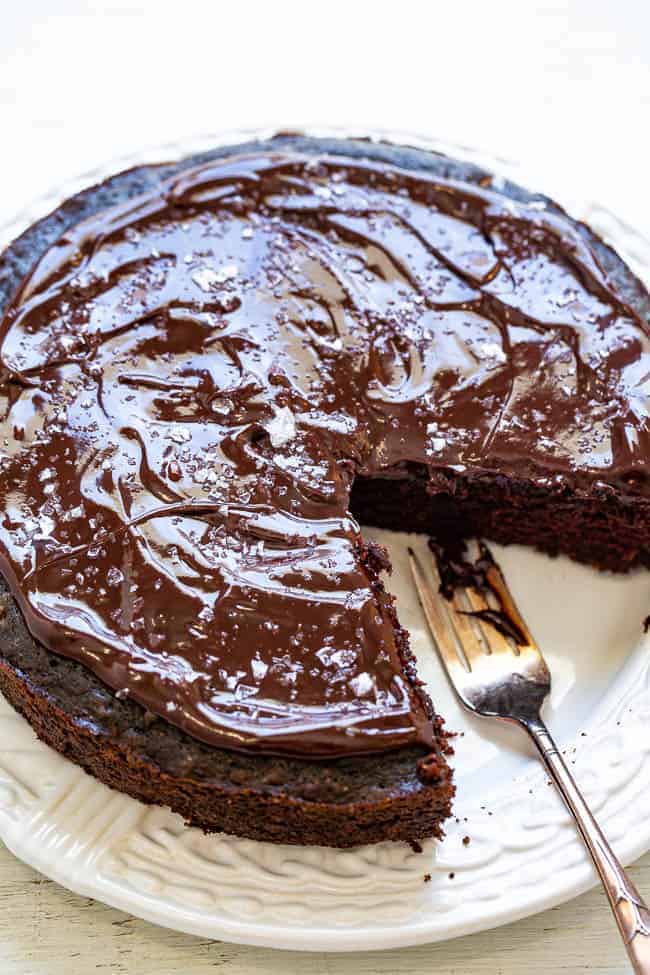 Шоколадный торт Каберне с шоколадным ганашем и морской солью: теперь вам не нужно выбирать между десертом или вином, так как это ОБА! Богатый шоколадный торт, обогащенный Каберне и покрытый шелковистым ганашем, который также содержит Каберне! Божественный, невероятный, СДЕЛАЙ ЭТОТ ТОРТ!