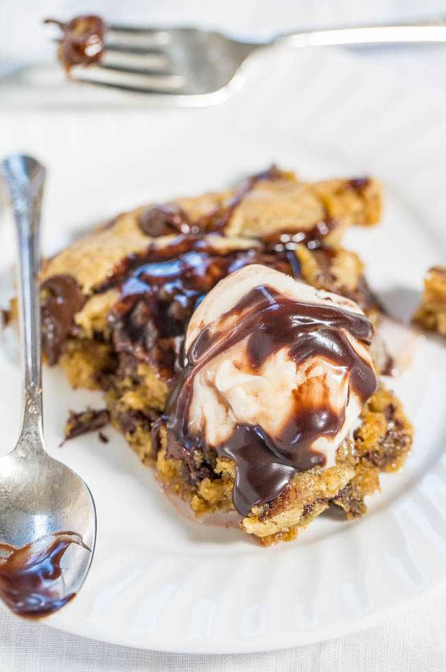 Cookie de sartén con chispas de chocolate: ¿necesita una receta de galleta con chispas de chocolate rápida, fácil y resistente? ¡¡Éste es el indicado!! Suave, masticable, ¡y tan bueno!