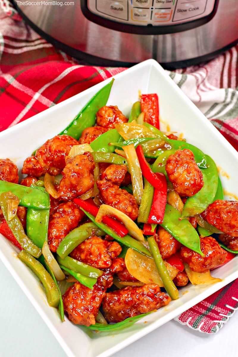 tazón de pollo crujiente al estilo asiático con verduras