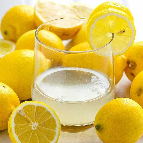 Comment faire de l’eau citronnée (vidéo)