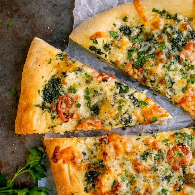 Pizzabrot mit Käse und Tomaten und Knoblauch + Einige Neuigkeiten!