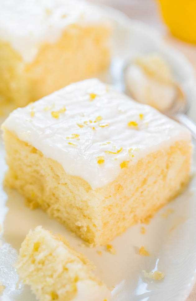 Pastel de mantequilla de limón con glaseado de limón: ¡un pequeño pastel fácil con gran sabor a limón! ¡Suave, esponjoso e infalible si te gusta fruncir el ceño!
