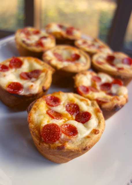 Deep Dish Pizza Cupcakes - make mini deep dish pizzas in your muffin pan! Crescent rolls, pizza sauce, mozzarella cheese. Let the kids customize each pizza with their favorite pizza toppings. Great for tailgating, parties, lunch or dinner.
