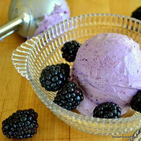 no churn blackberry ice cream in a glass bowl with fresh berries