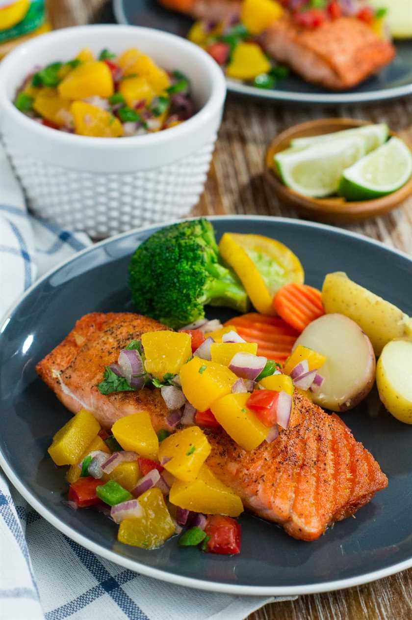 Make this quick, easy and absolutely delicious Pan-Seared Salmon with Peach Salsa and have dinner on the table in 20 minutes or less! #easyrecipe #VidaDole #ad www.smartlittlecookie.net