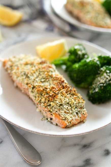 Quick and Easy Hemp and Pecorino Crusted Salmon // You’ll love the crispy texture from the Hemp Heart topping and the salty flavor from the pecorino cheese.