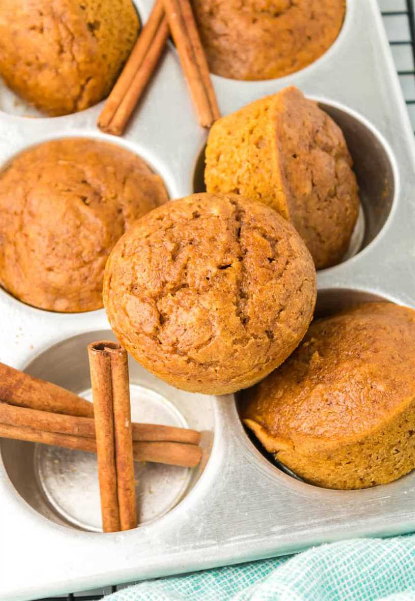 Muffin de calabaza apilado encima del molde para muffins