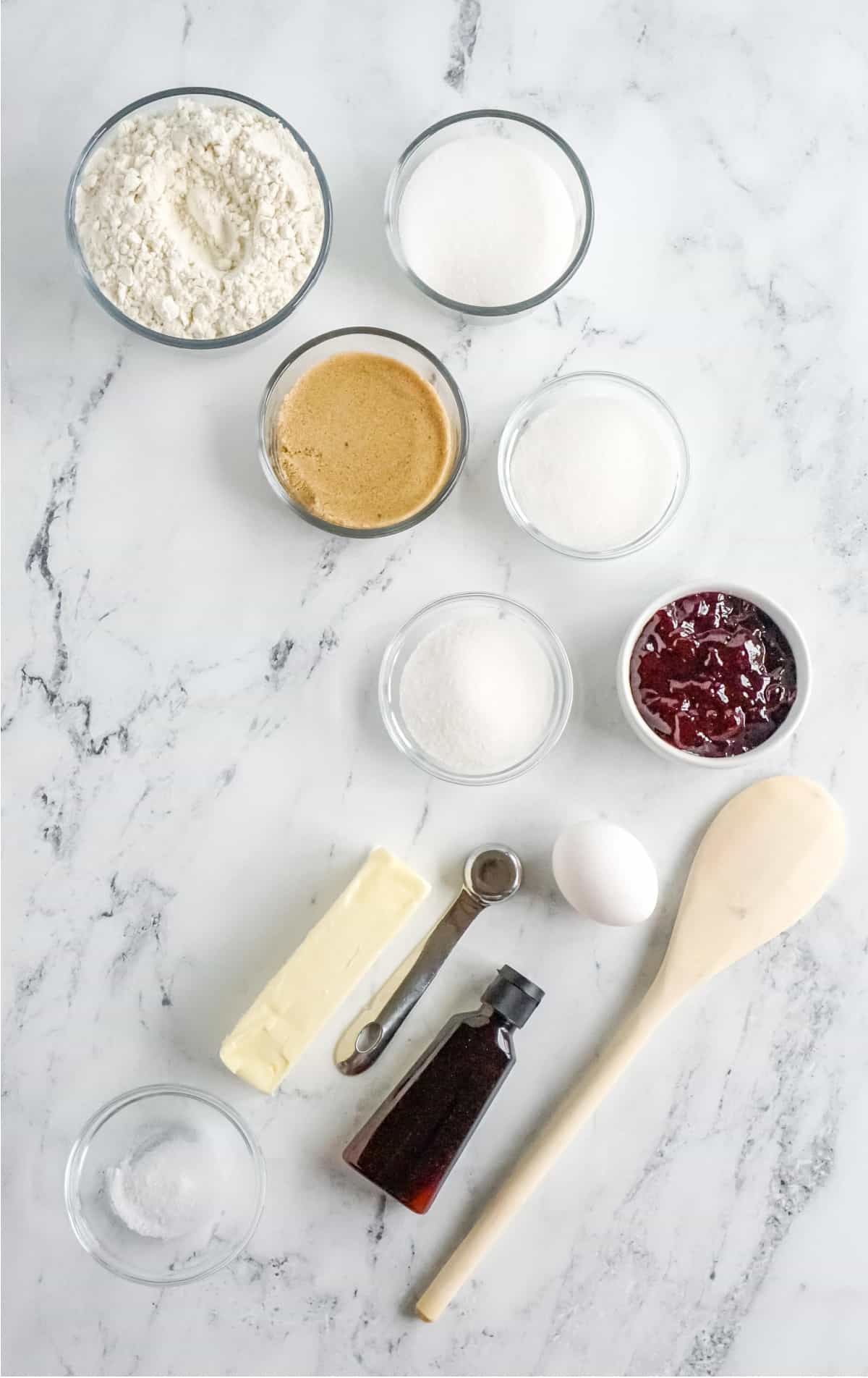 Todos los ingredientes necesarios para hacer galletas de frambuesa con huella digital.