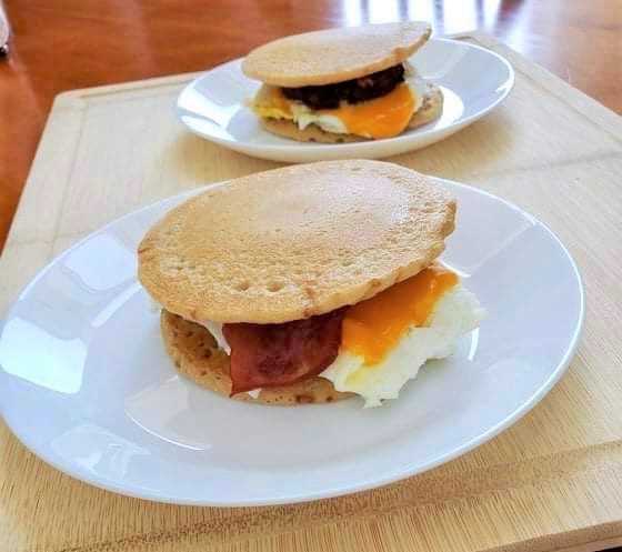 Sándwich de desayuno de panqueques casero con tocino de pavo