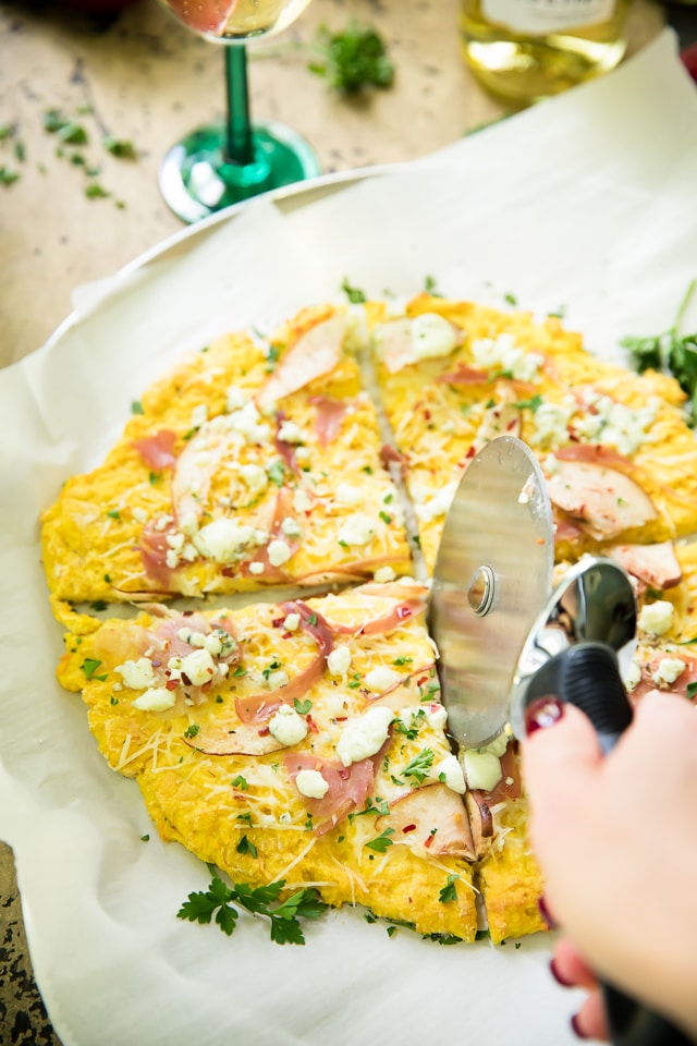 This Pear, Gorgonzola and Prosciutto Flatbread is the most perfect combination of flavors for serving this time of year. A crowd-pleasing, simple, flavorful flatbread-style pizza I