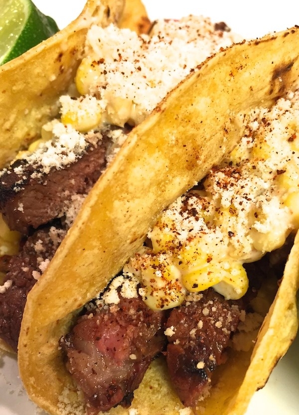 tacos de carne con salsa de ma&iacute;z