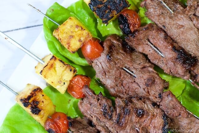 Brochetas de bistec hawaiano con tomate y pi&ntilde;a